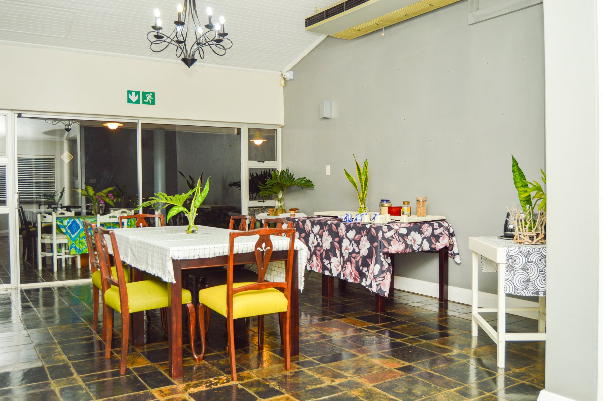 Breakfast room at Yellowwoods laid with linen and fresh flowers